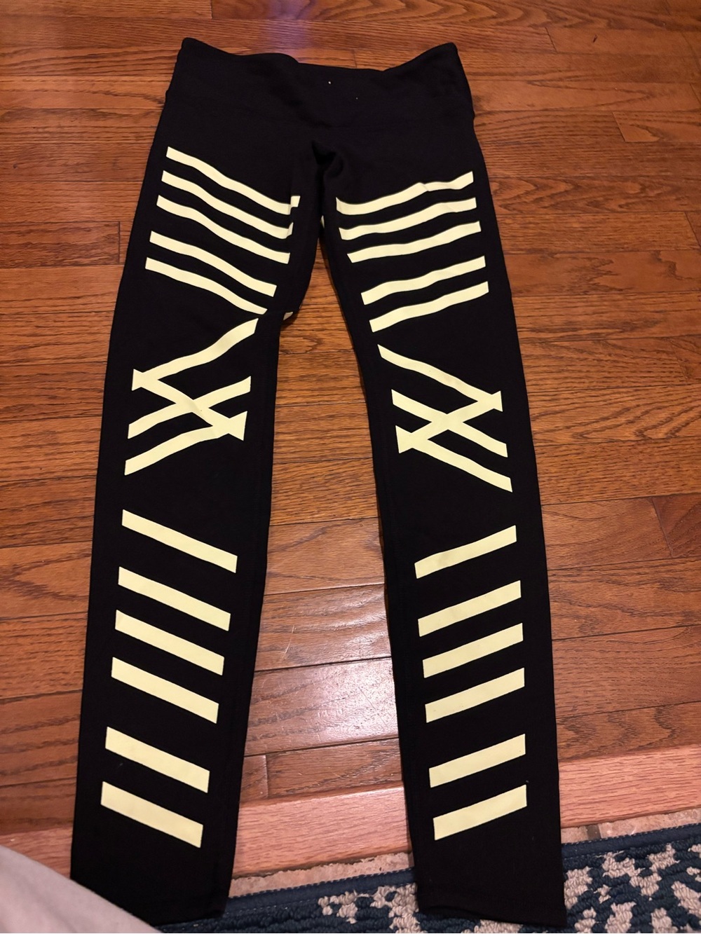 Alo Yoga Airbrush Capri Glow In The Dark Womens small Black Yellow Green Neon